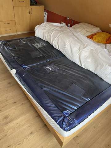 Wasserbett mit zwei Wassermatratzen