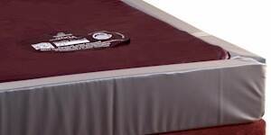 TTI Stretch Top Wasserbett: Wassermatratze mit Sicherheitswanne und Sticker auf dem Bezug